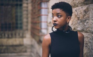 Co oznacza kolczyk w pępku?